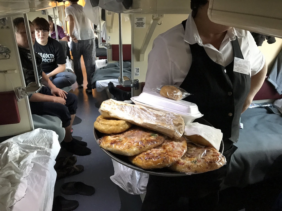 Поезд вагон еда. Еда в поезд. Еду в поезде. Питание в поезде. Еда в вагоне.