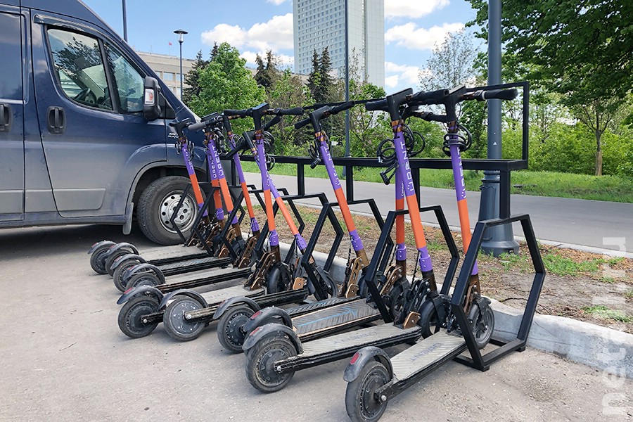 Самокаты в парках. Самокат okai es 500. Кикшеринг urent. Самокат в парке. Urent самокаты в зеленограде.